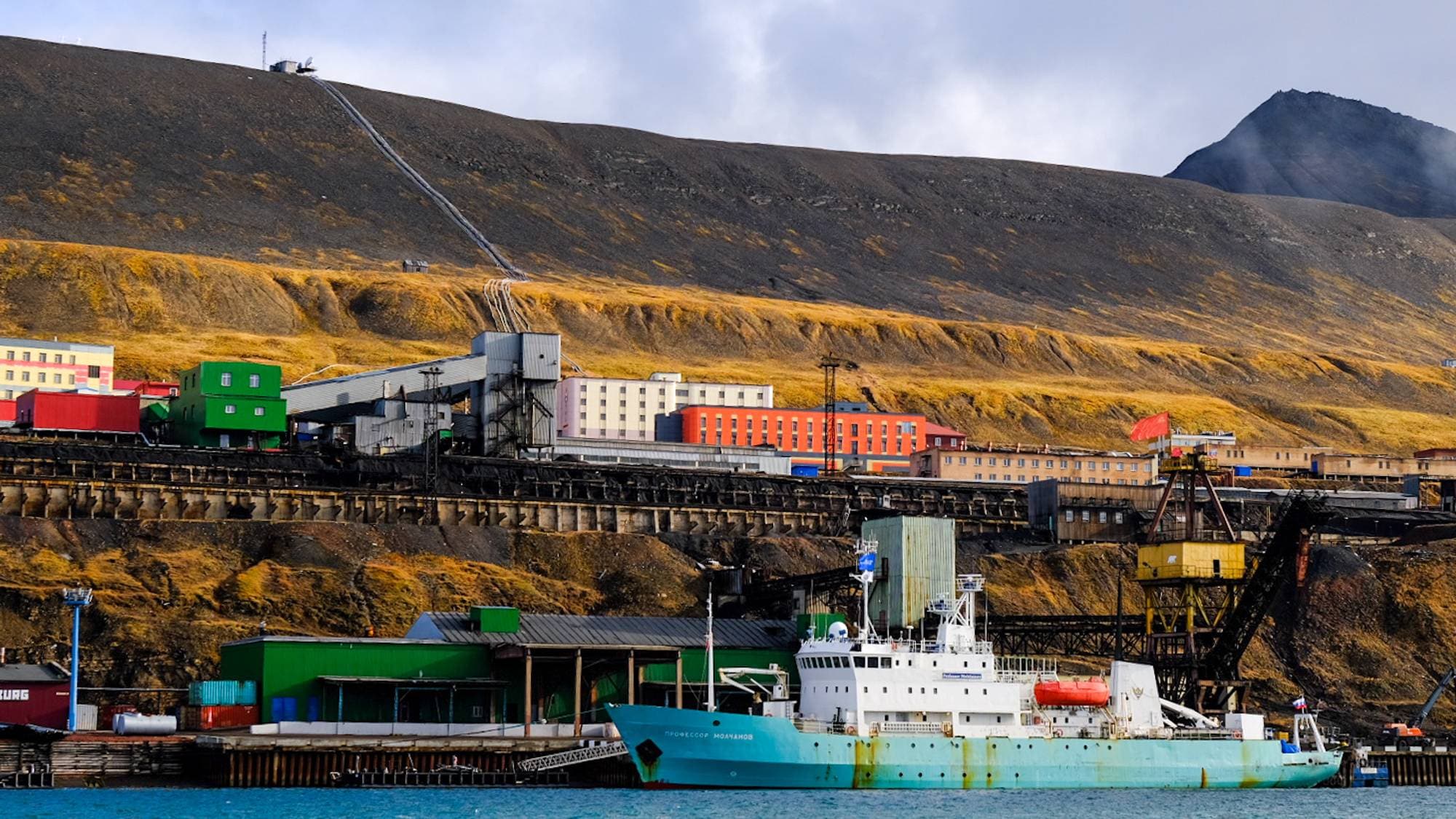 Barentsburg med «Professor Moltsjanov» til kai.