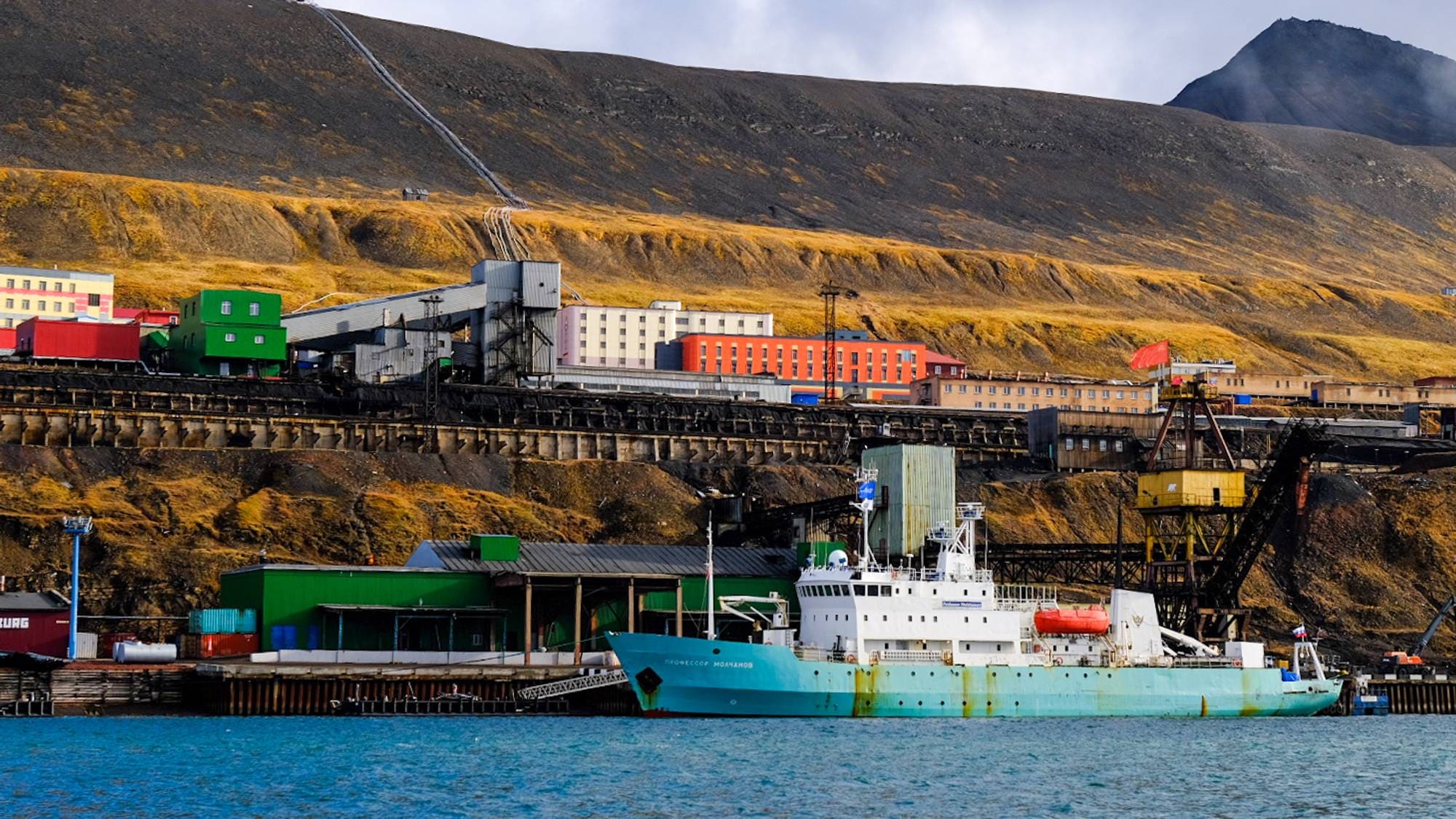 Barentsburg med «Professor Moltsjanov» til kai.