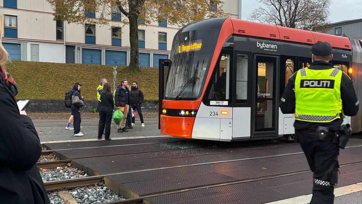 Bybanen kollidert med bil ved Slettebakken