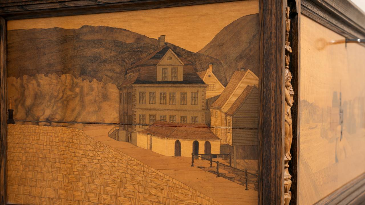 Bar-kiste i mahogni med bergenske by- og landskapsscener i intarsia. Privat eie. Utstilt på KODE.