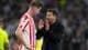AP Diego Simeone og Alexander Sørloth prater sammen under en fotballkamp