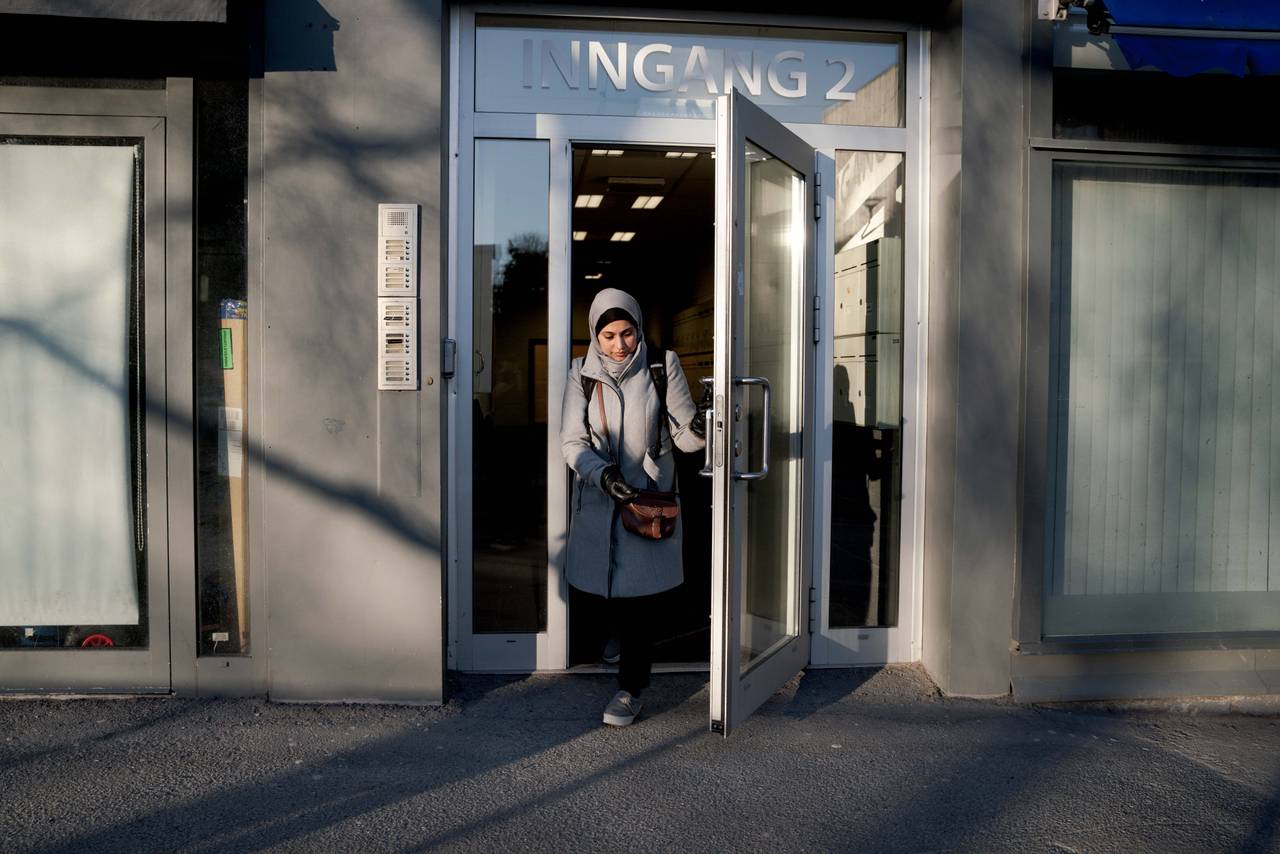 Mona drar hjem for dagen. Hun går ut bakdøren til Apotek 1.