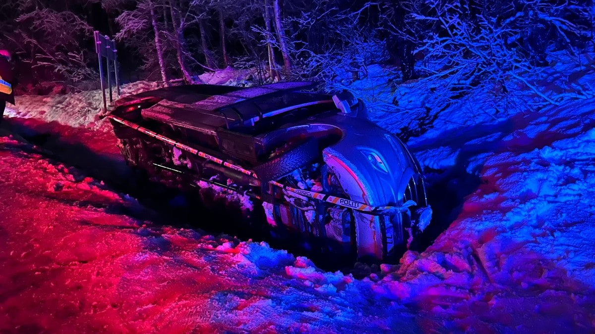 Minibuss har havna på taket - 17 personer i bussen