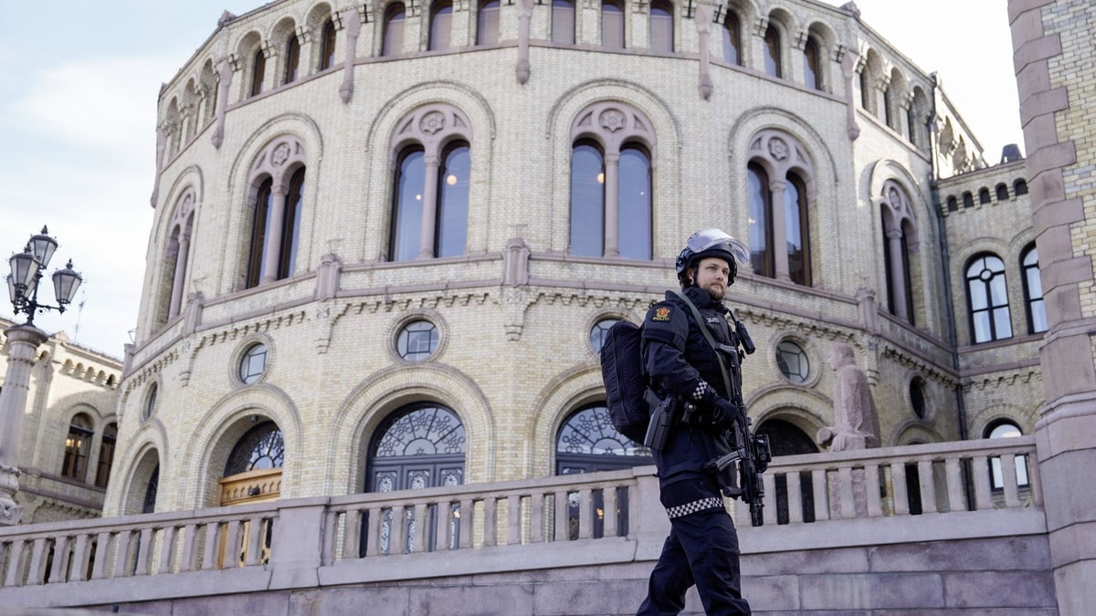 Stortinget stengt etter to bombetrusler