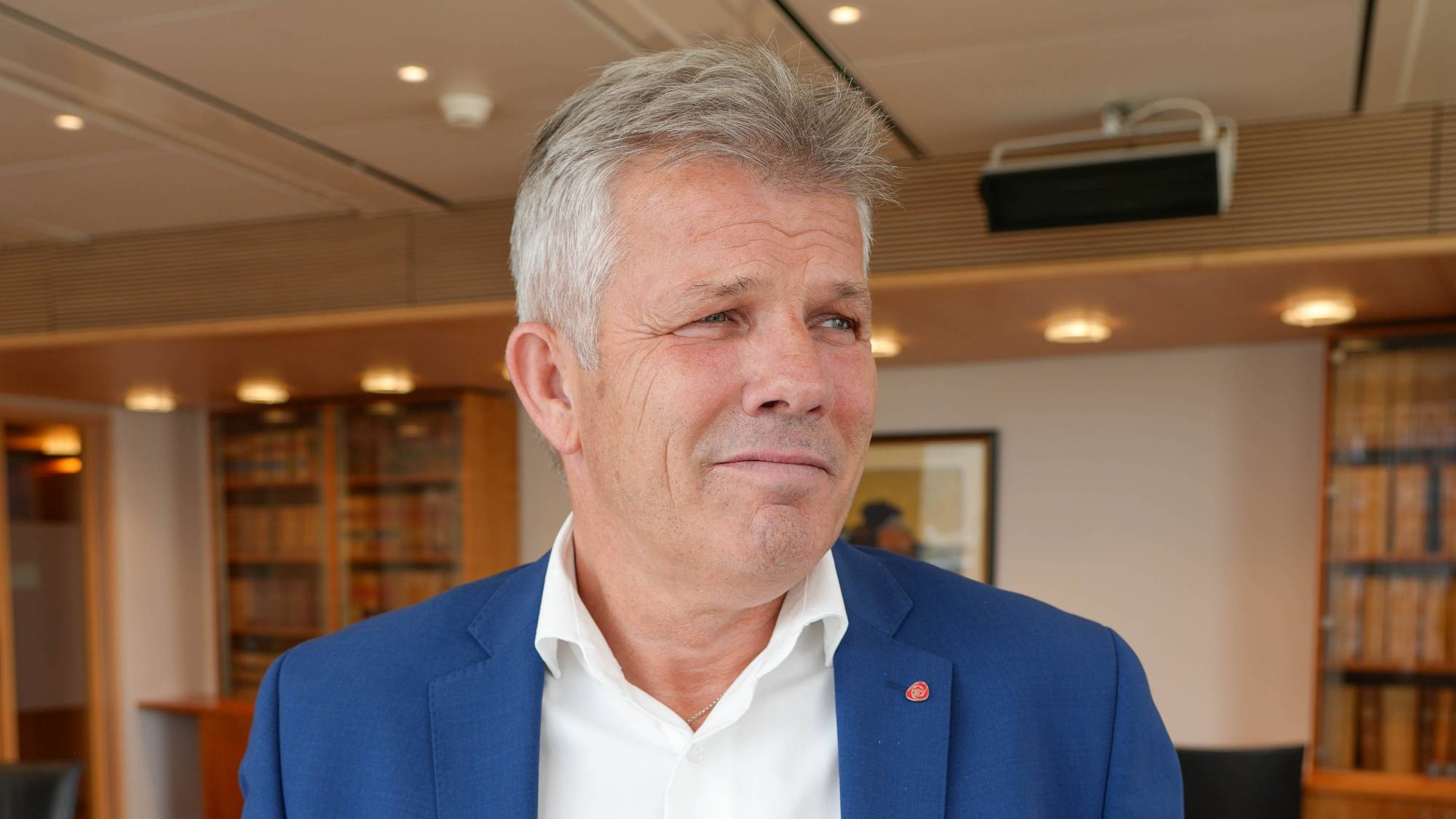 en mann i blå dress (Bildebeskrivelsen er laget av en KI-tjeneste)