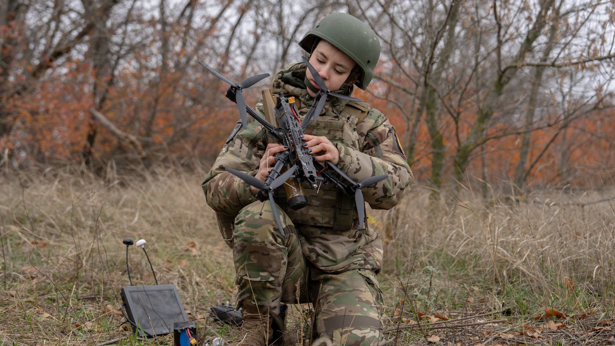Ukrainsk droneoperatør viser fram en liten, såkalt FPV-drone