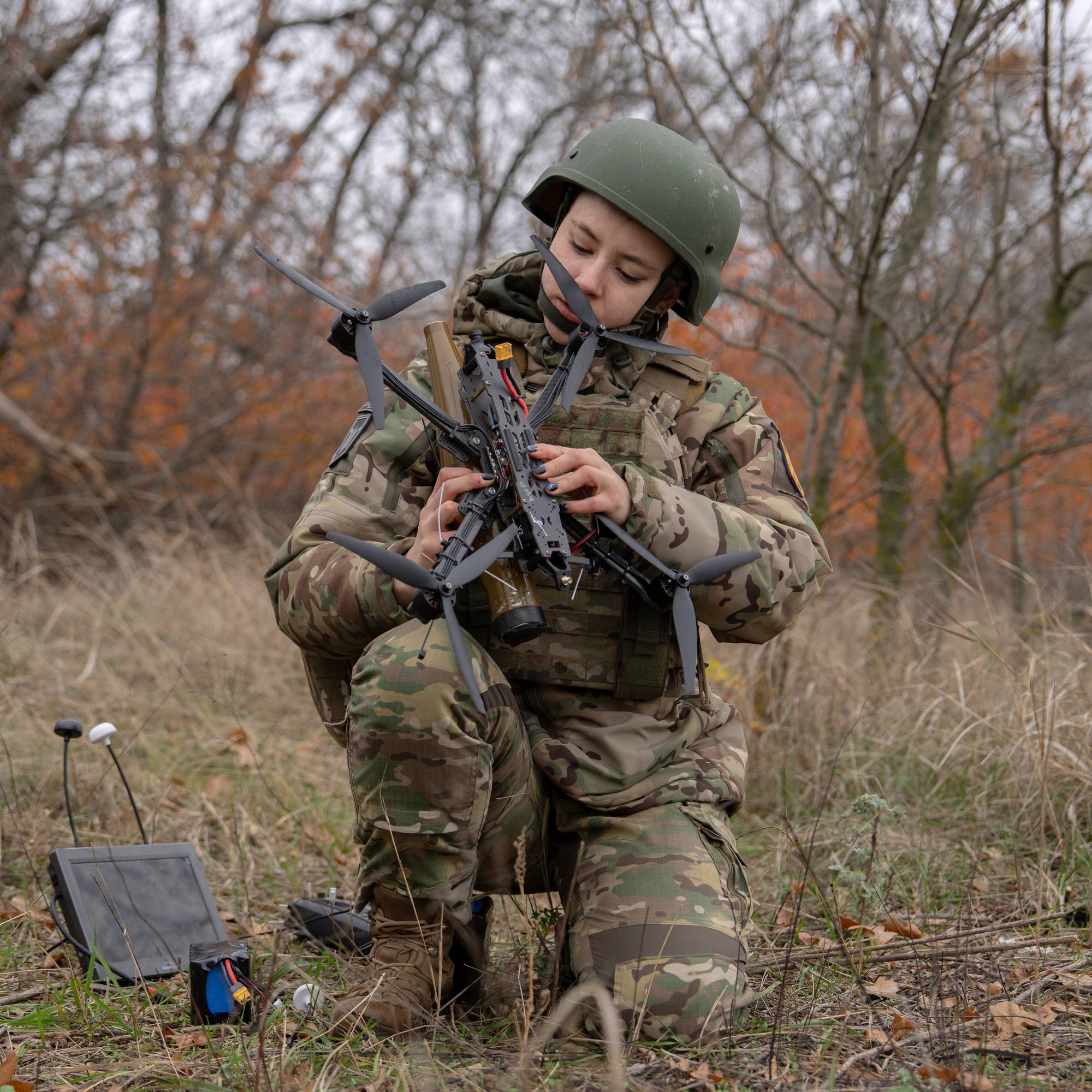 Ukrainsk droneoperatør viser fram en liten, såkalt FPV-drone