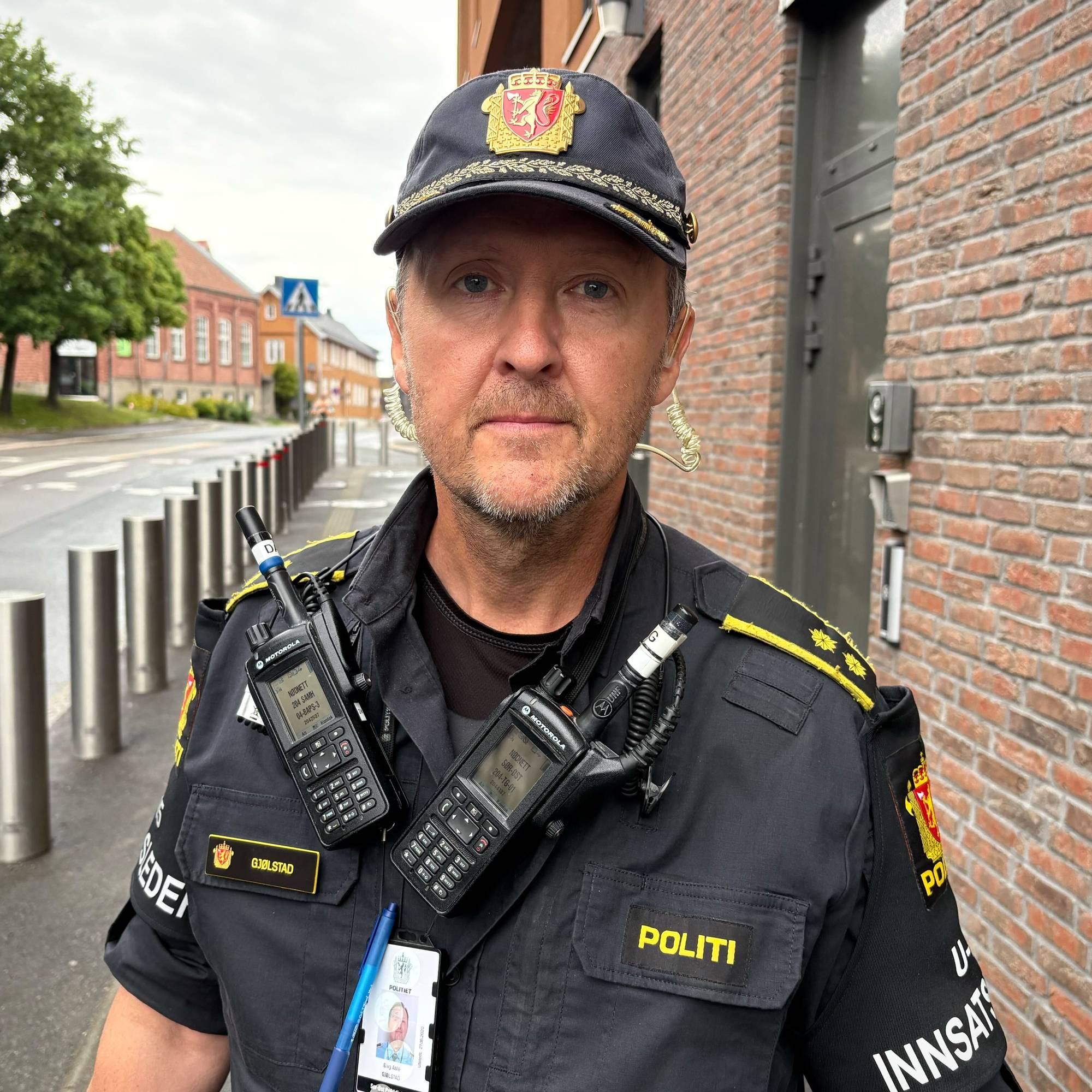En politibetjent på utsiden av et bygg.