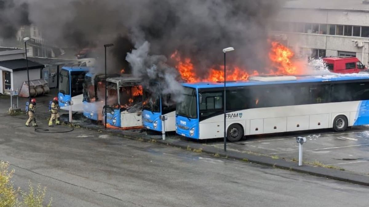 Fem bussar i brann i Aukra - to blei evakuerte