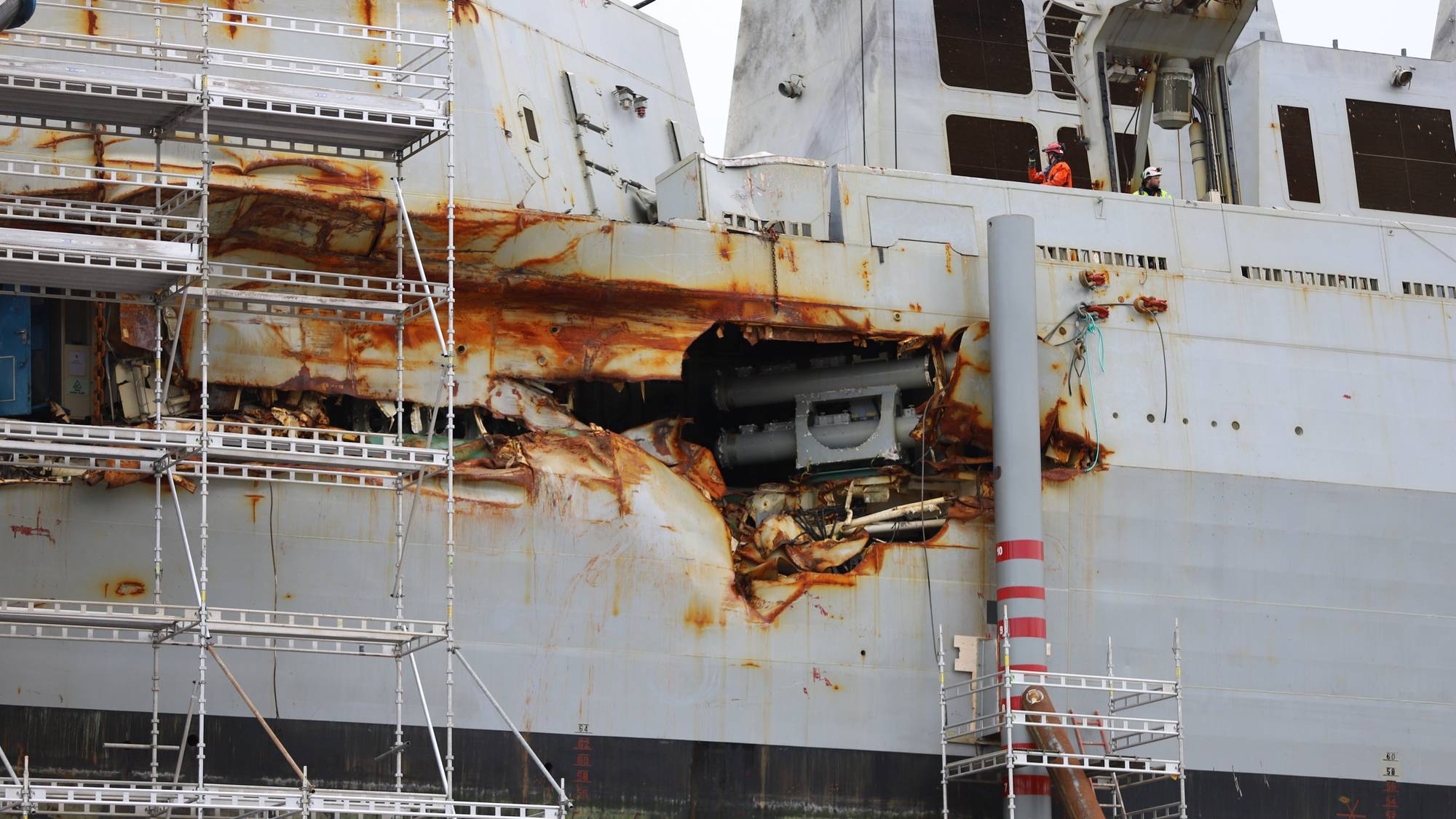 Корабельный такелаж. С пробоиной борту поправляла такелаж. Пробоина в корабле. Попадание ракеты в корабль. Парусный такелаж.