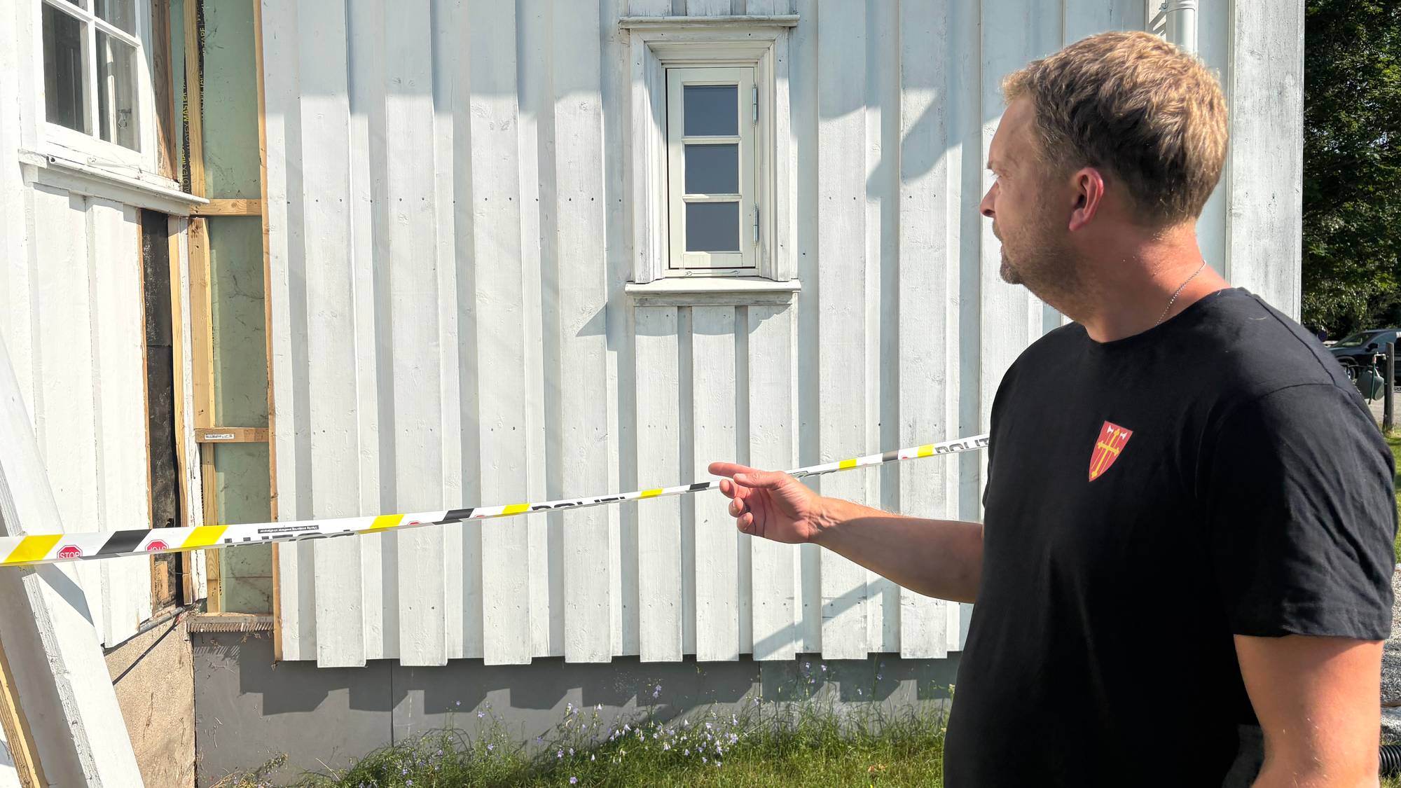 En mann ser på en vegg som er brent
