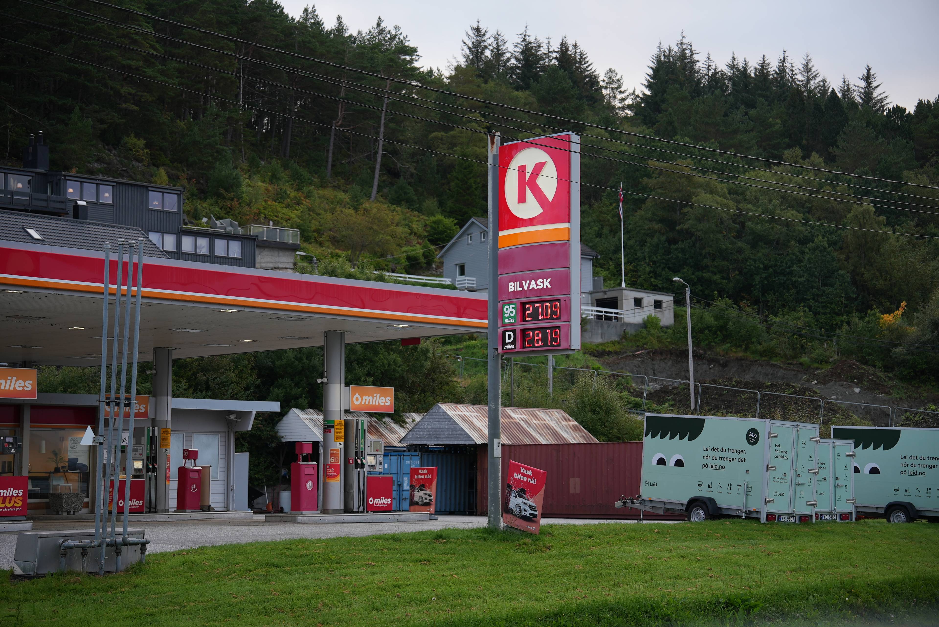 Prisskilt på en Circle K-bensinstasjon viser bensinpris på 27,09 og dieselpris på 28,19 kroner. (Bildebeskrivelsen er laget av en KI-tjeneste)