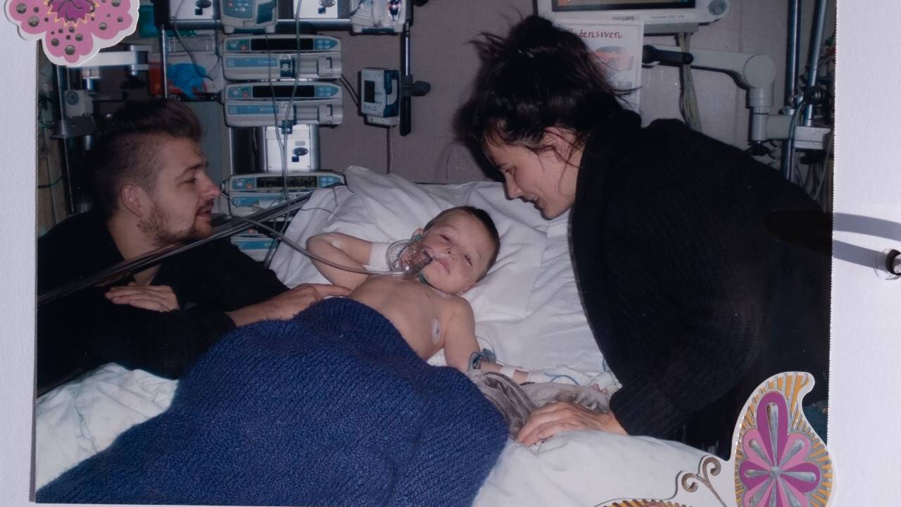 Arian på sykehuset med mamma og pappa.