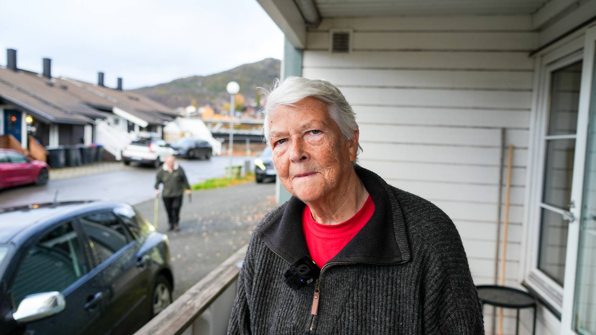 Ellen står på terassen der ho kan høyre borring og sprenging.