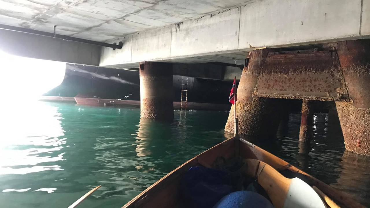 Lunsj under brygga i Ålesund.