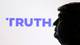 Dado Ruvic / Reuters / NTB Bildet viser en silhuett av en person foran en skjerm med teksten "TRUTH". Bakgrunnen er lyst, og teksten er i store, iøynefallende bokstaver. Personen står stille, og komposisjonen fremhever kontrasten mellom figuren og skjermen. Bildet kan indikere en situasjon relatert til temaer som sannhet eller informasjon. (Bildebeskrivelsen er laget av en KI-tjeneste)