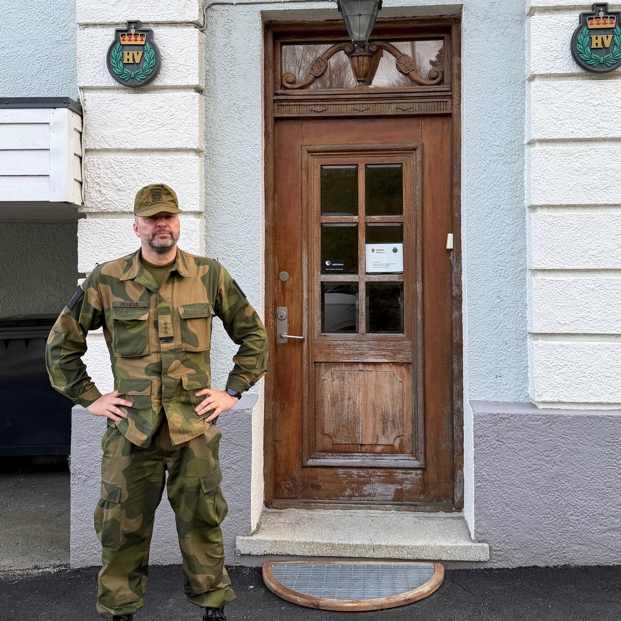 Ståle Roness i Heimevernet, i uniform foran HV-huset i Haugesund