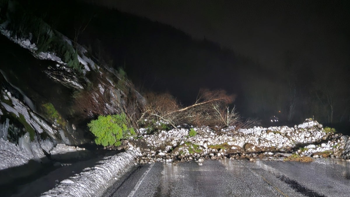 Flere snøskred: Fylkesvei og Nordlandsbanen er stengt