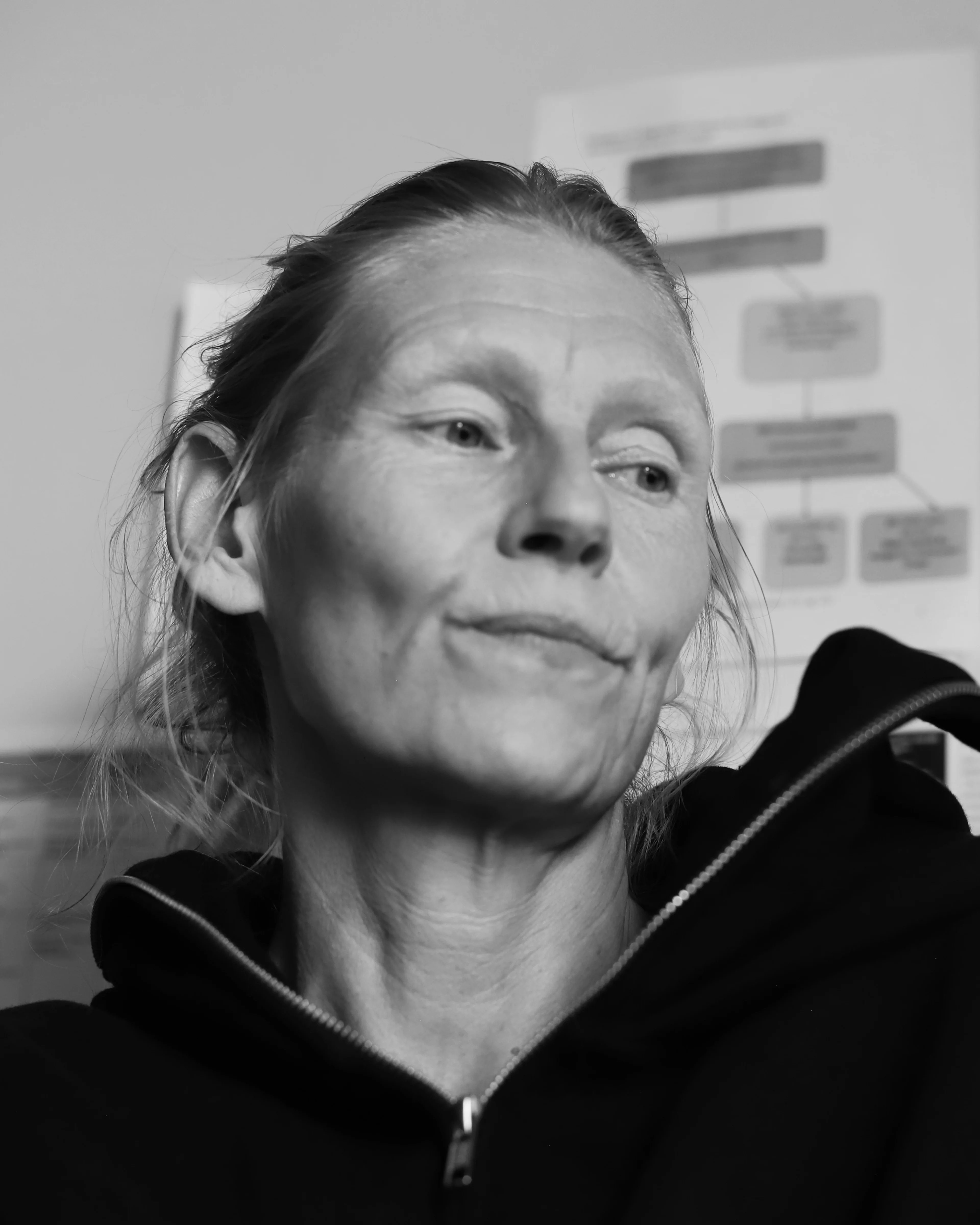 Aina Mumbi på kontoret, sort hvitt bilde