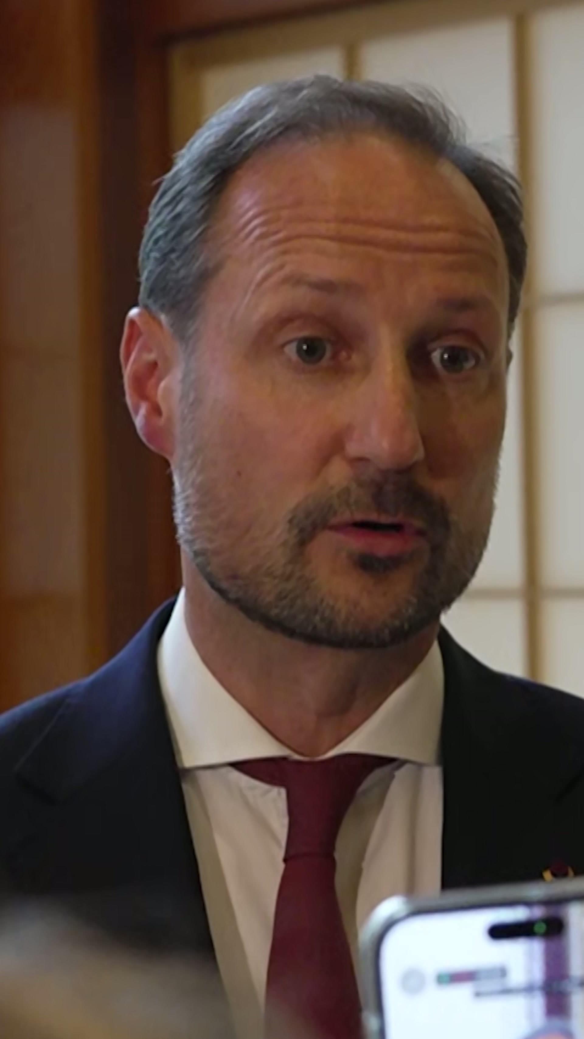 Kronprins Haakon drar hjem til alvorlig syk kronprinsesse: – Vi finner styrke i å samles