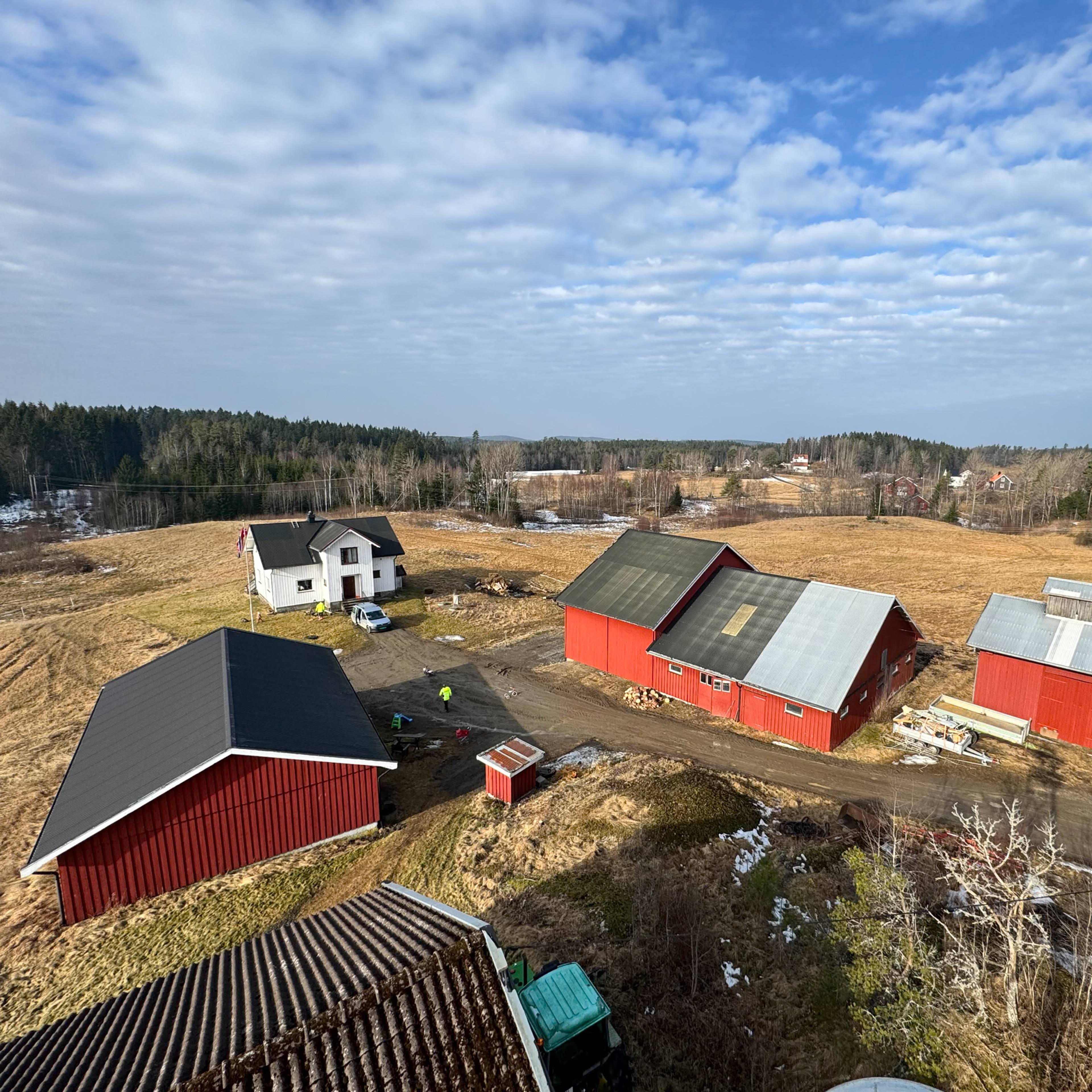 en gruppe bygninger med trær bak (Bildebeskrivelsen er laget av en KI-tjeneste)