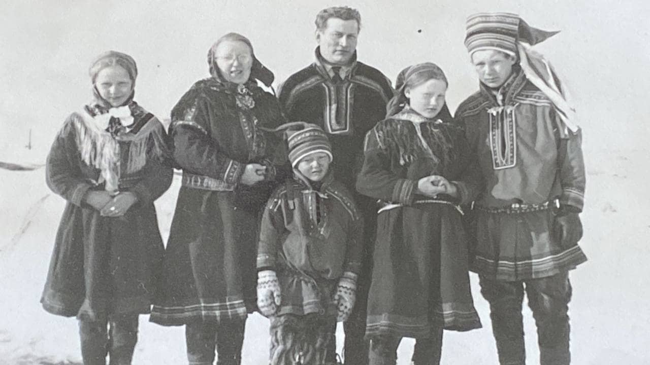 Máhte Morten ja su bearaš; Máret, eamit Elle, Morten ieš, Sárá, Heaika ja ovddabealde Máhtte.