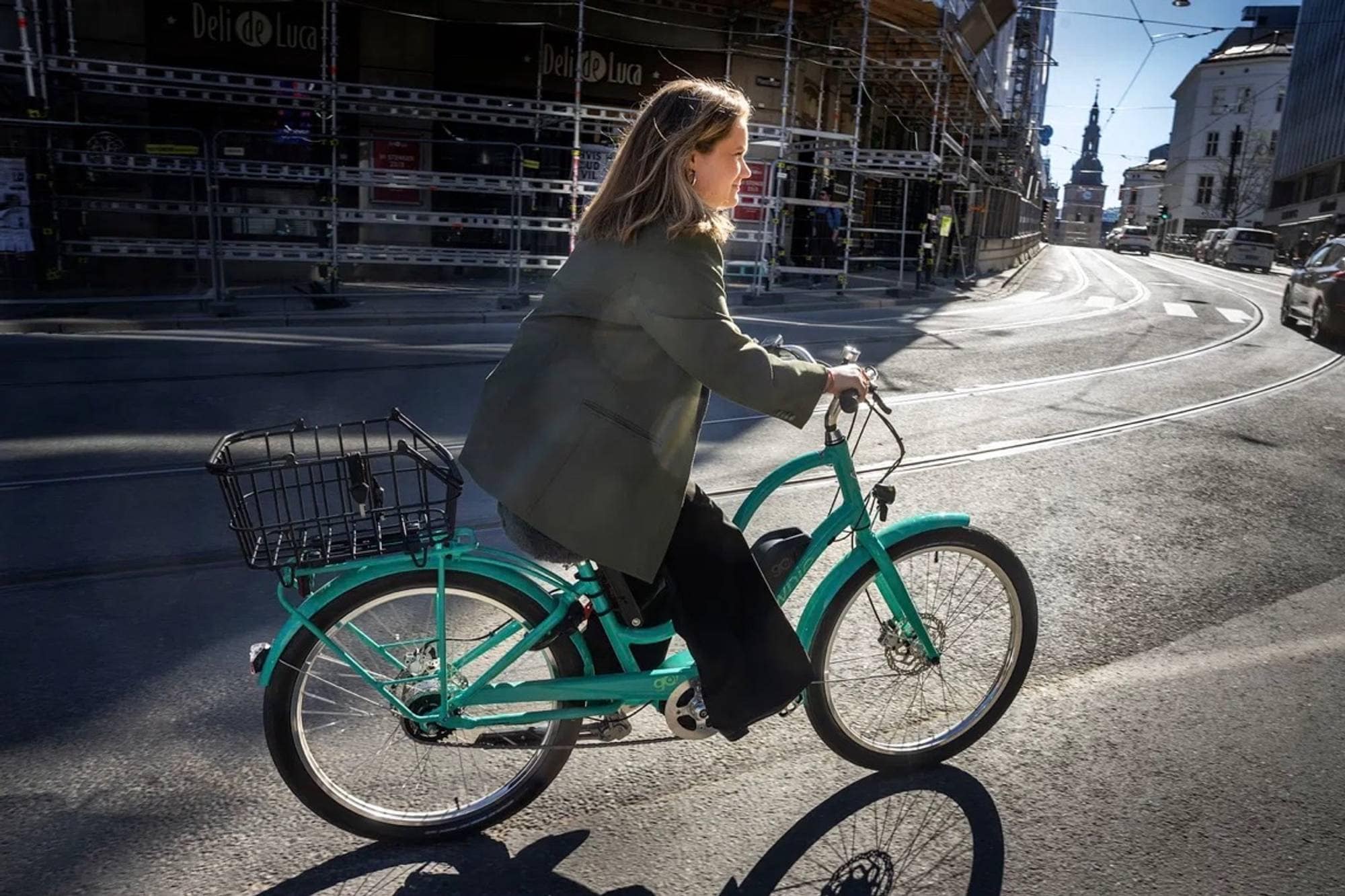 Frøya Skjold Sjursæther på grønn elektrisk sykkel