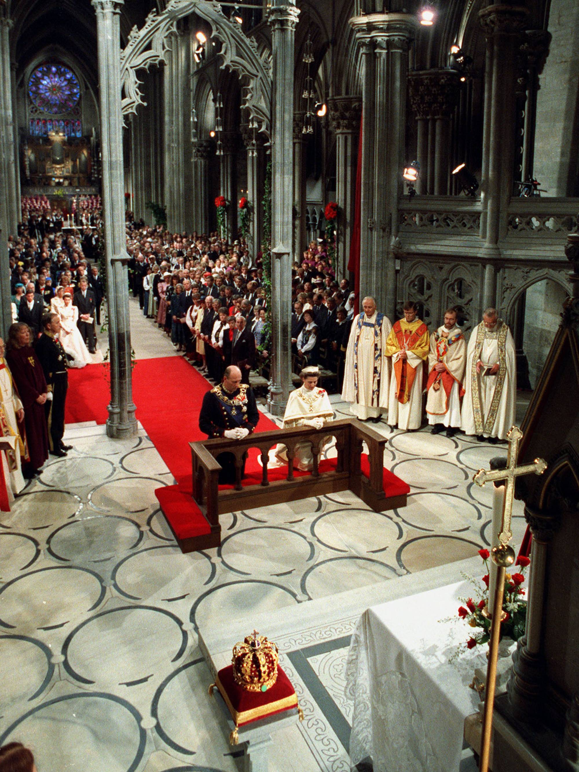 Kongekronen står ved siden av høyalteret i Nidarosdomen når kong Harald og dronning Sonja blir signet i 1991