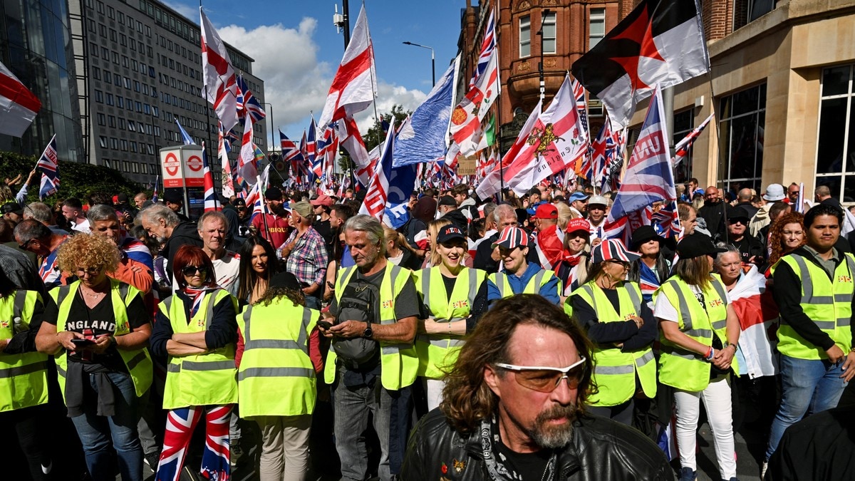 Politi angrepet da 110.000 møtte opp på ytre høyre-demonstrasjon i London