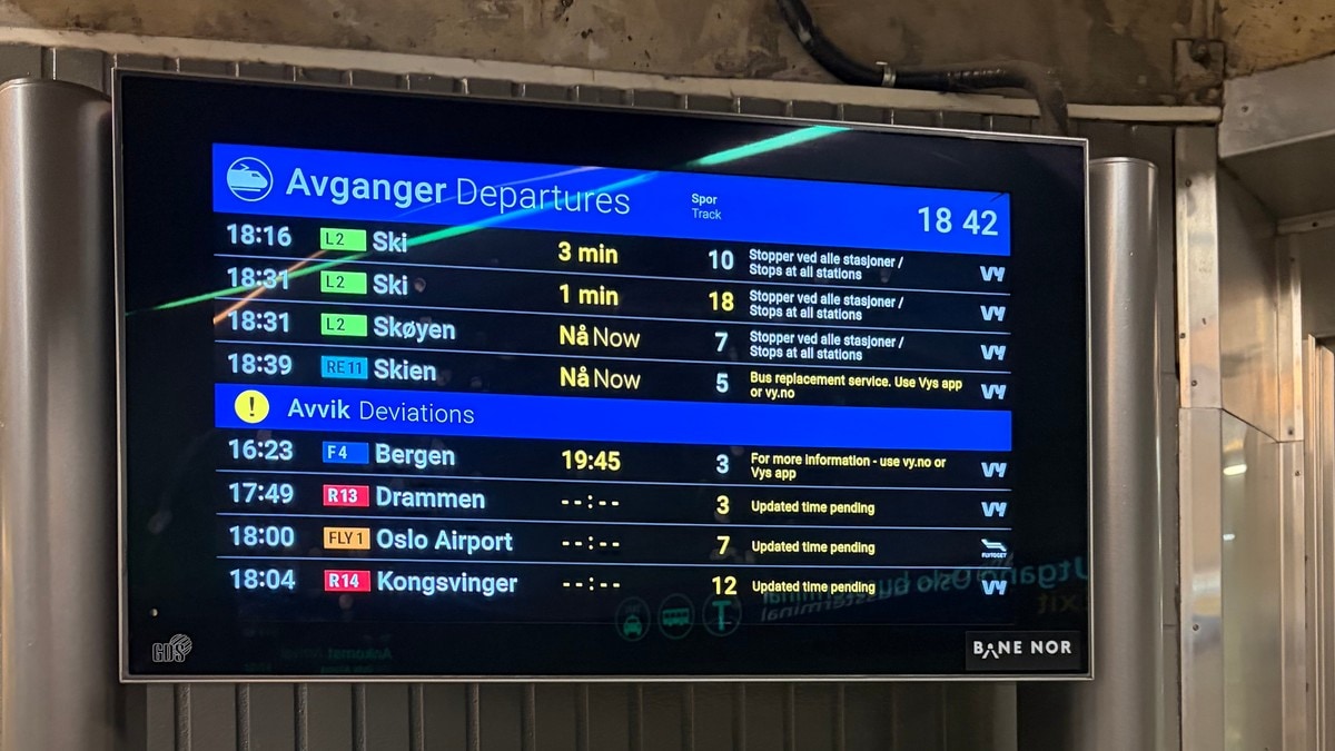 Bilete av infoskjerm som viser innstilte og forsinka tog. FOTO: Publikum