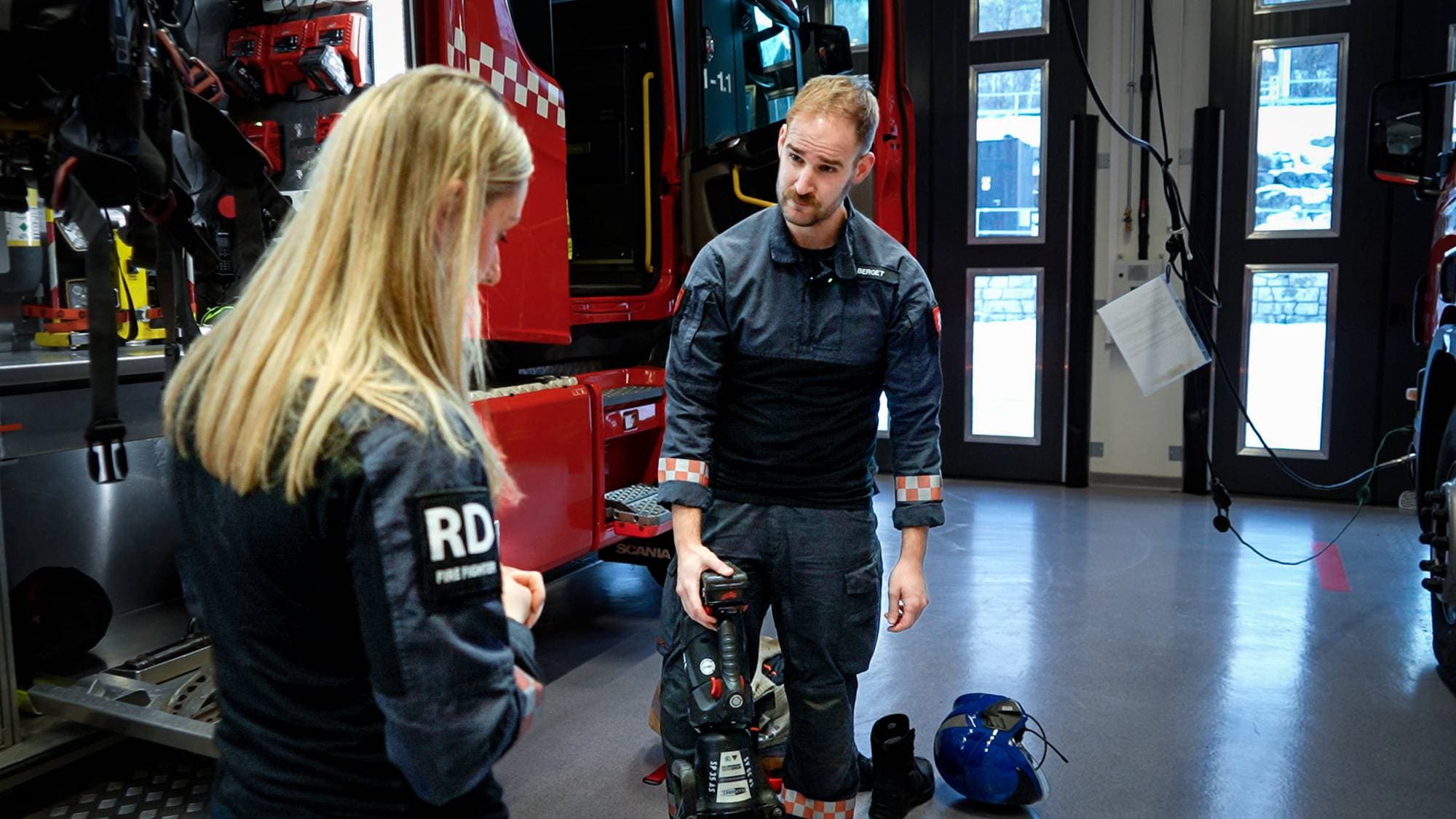 Brannkonstabler som viser rundt på brannstasjonen