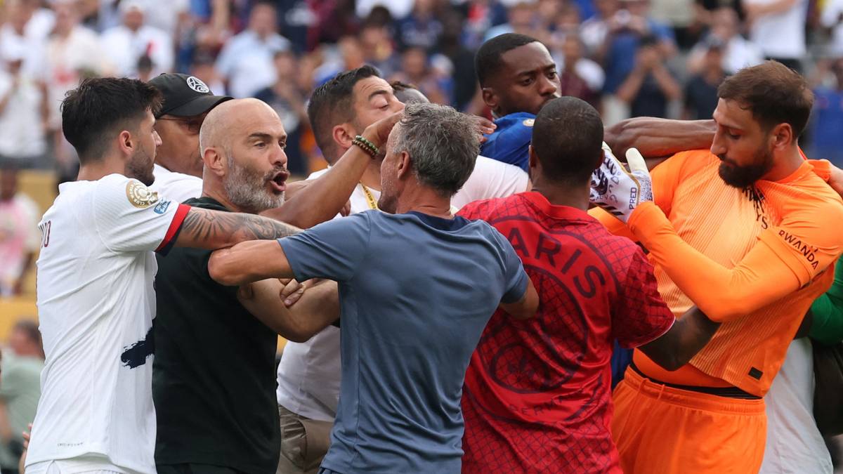 Skandalescener etter finalen - trenere og spillere i basketak