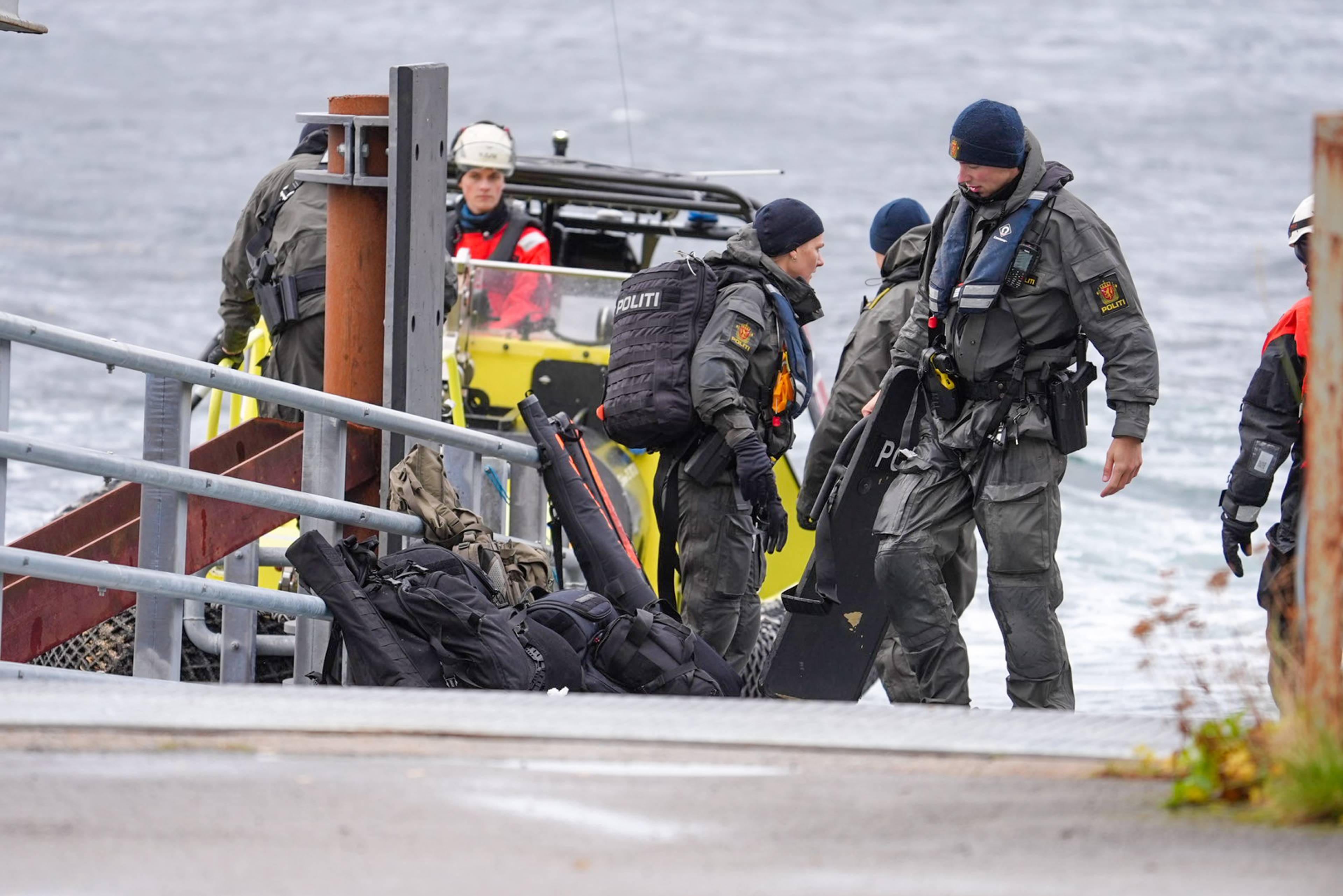 Politiet laster av våpenbagger fra en båt