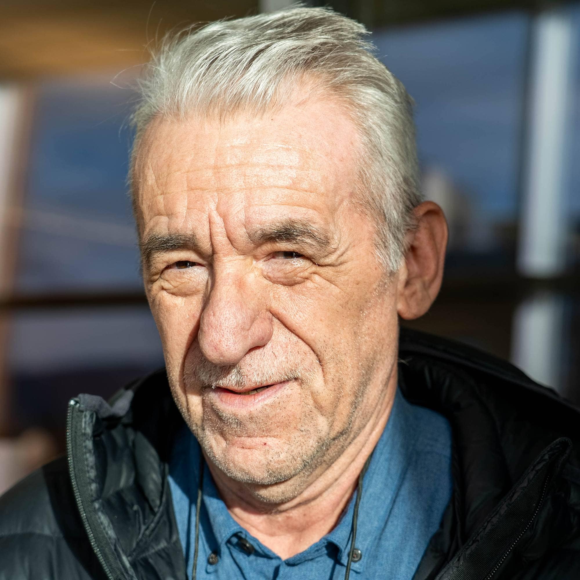 Kjell Derås i Naturvernforbundet står fremfor et vindu og får sollys i ansiktet