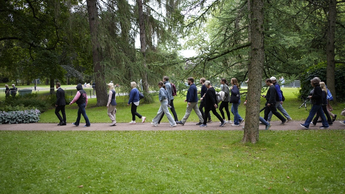 Stortinget tok farvel med kong Harald Tirsdag passerte flere hundre mennesker forbi kisten til kong Harald. Onsdag morgen tok Stortinget avskjed ved båren.