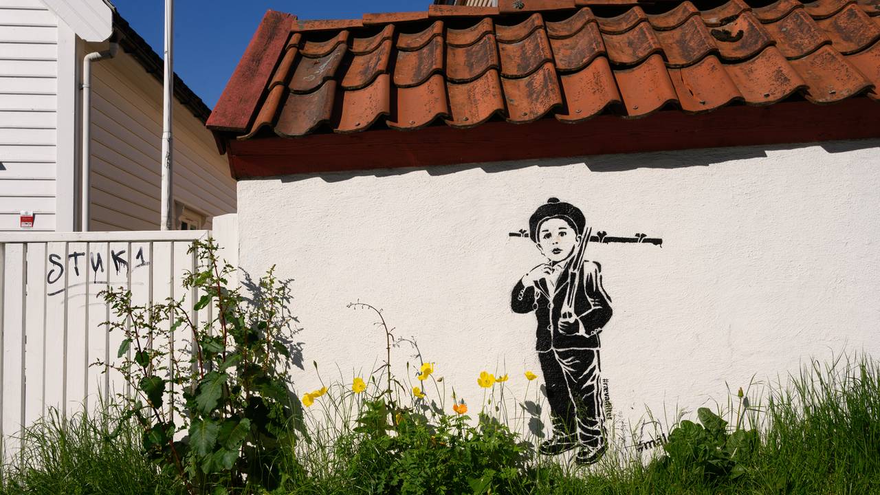 Gatekunst i Bergen. Buekorps-gutt.