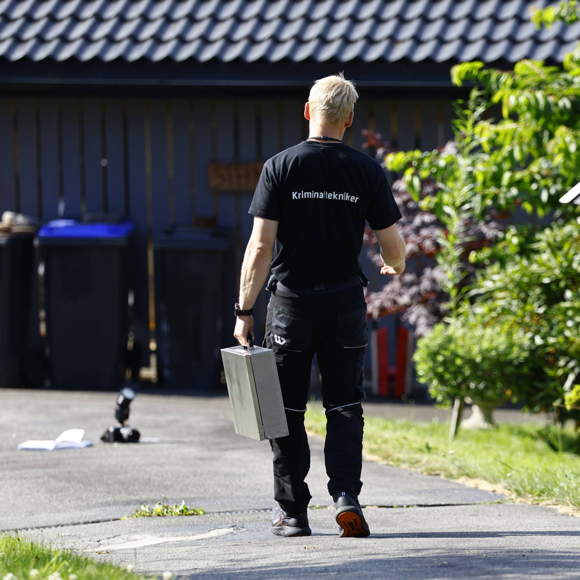 en person som går nedover fortauet (Bildebeskrivelsen er laget av en KI-tjeneste)
