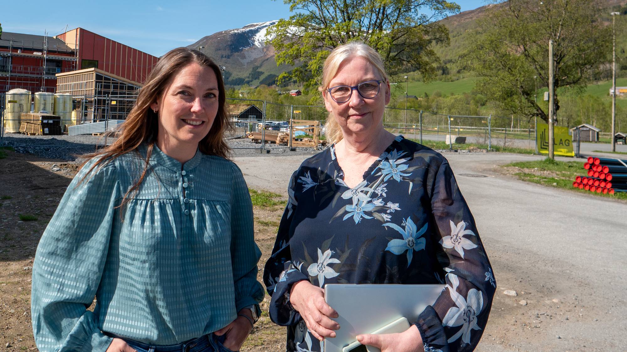 Ragnhild Kleive og Elisabeth Ihle Ludvigsen Gjemnes kommune(Bildebeskrivelsen er laget av en KI-tjeneste)