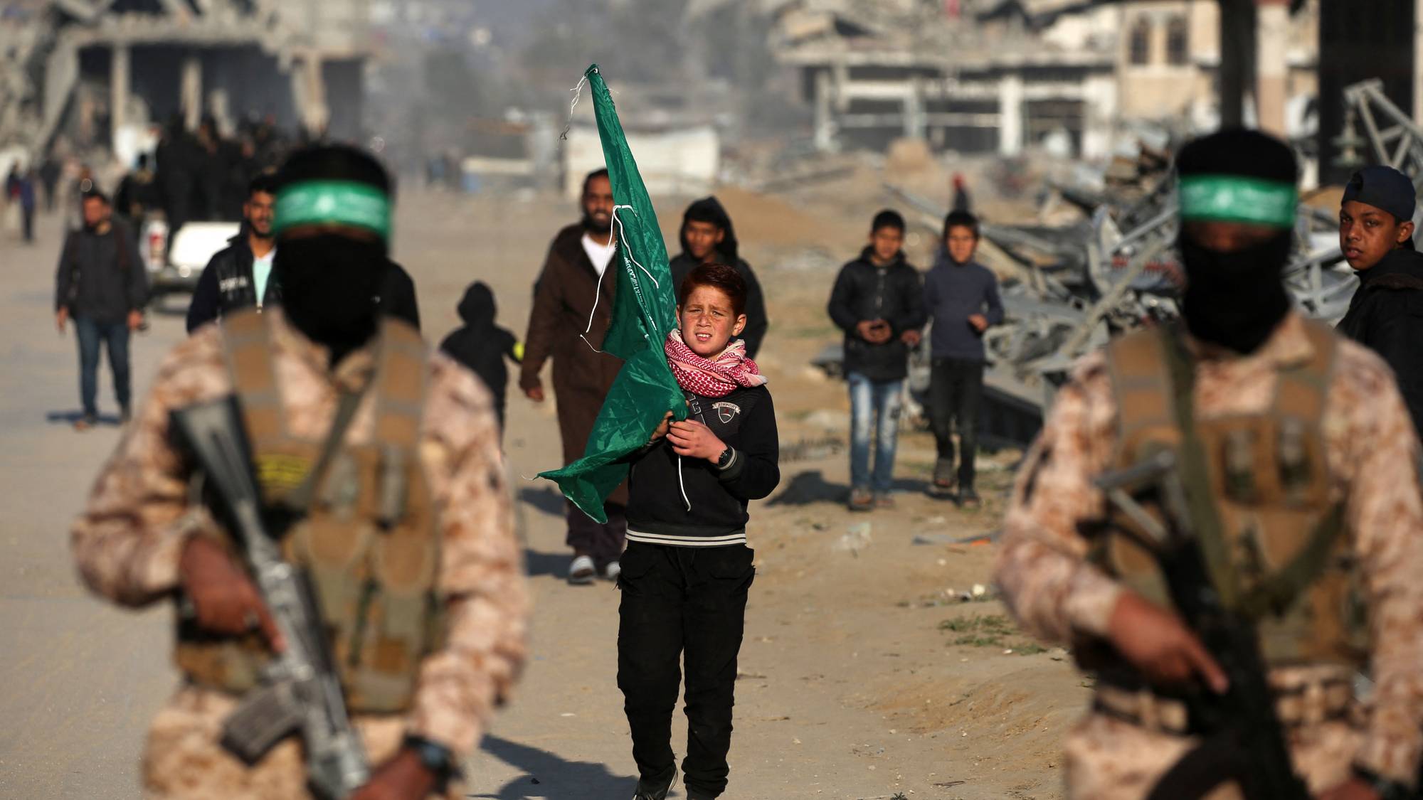 Hamas-krigere holder stand ved hjemmet til avdøde Hamas-topp Yahya Sinwar 30.januar 2025