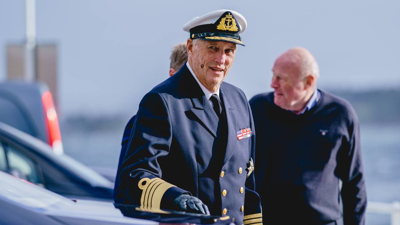 Kongen debarkerer kongeskipet Norge