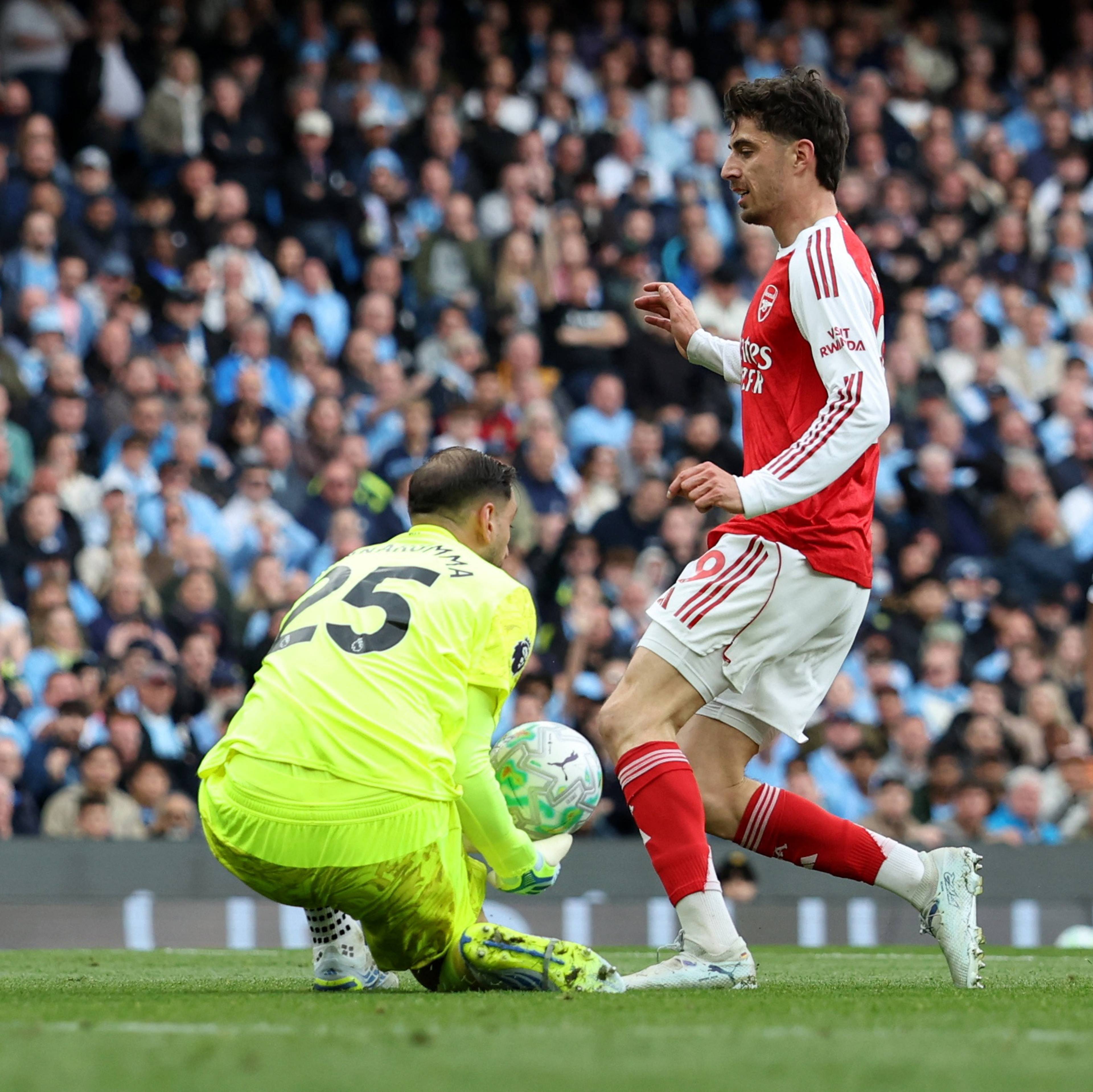 Gianluigi Donnarumma med brøler mot Kai Havertz som fører til Arsenal-utligning