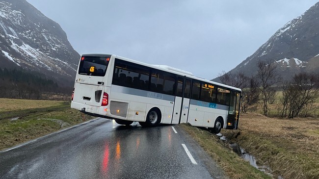 Buss har velta av veien i Nordland.