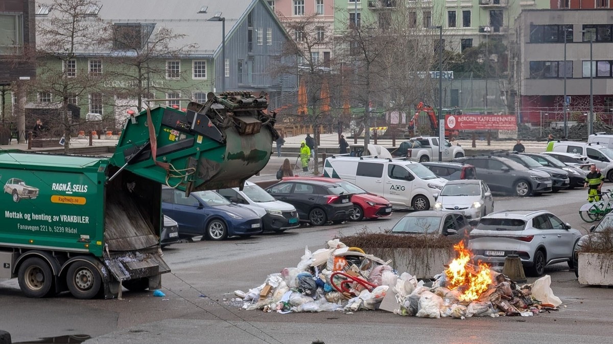 Brann i bossbil i Bergen - måtte tømma innhald ut på Marineholmen