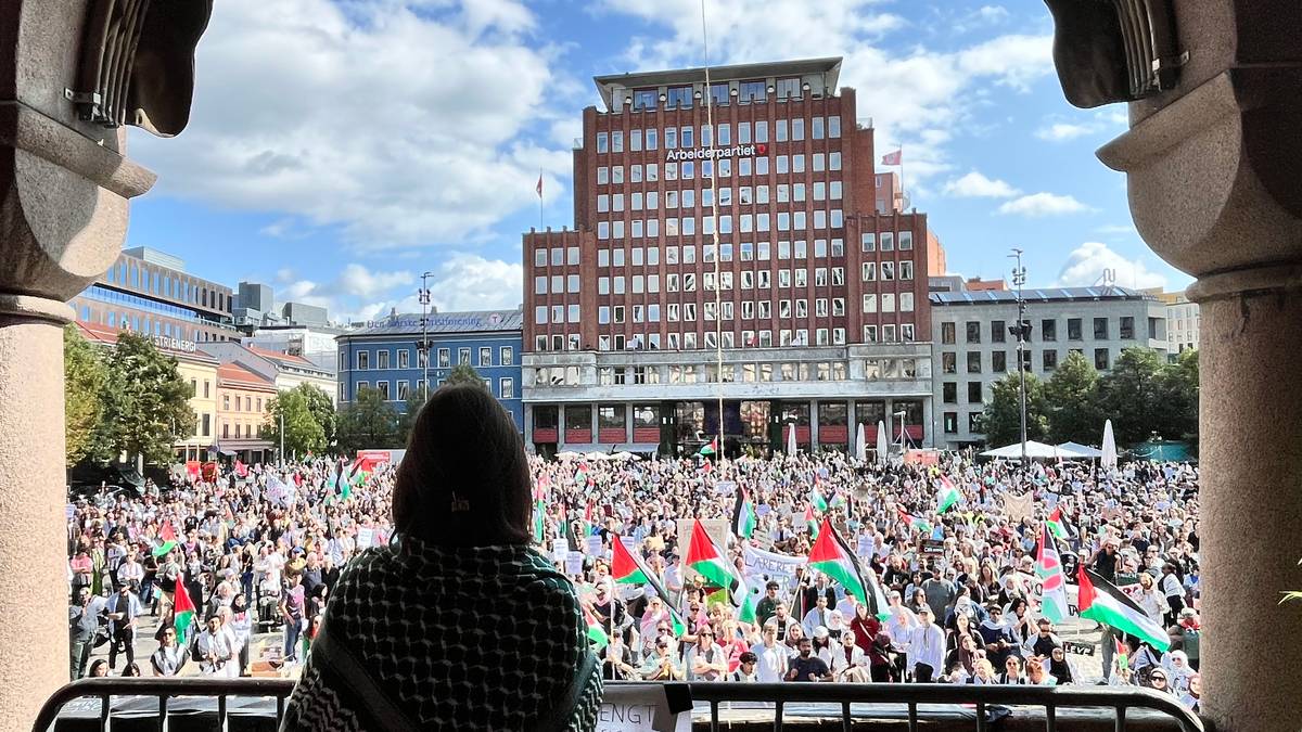 Palestinske Manar (23) talte for tusener på Youngstorget: – Hvert sekund er så farlig