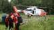 Bjarte M. Johannesen / NRK En gruppe mennesker foran et helikopter (Bildebeskrivelsen er laget av en KI-tjeneste)