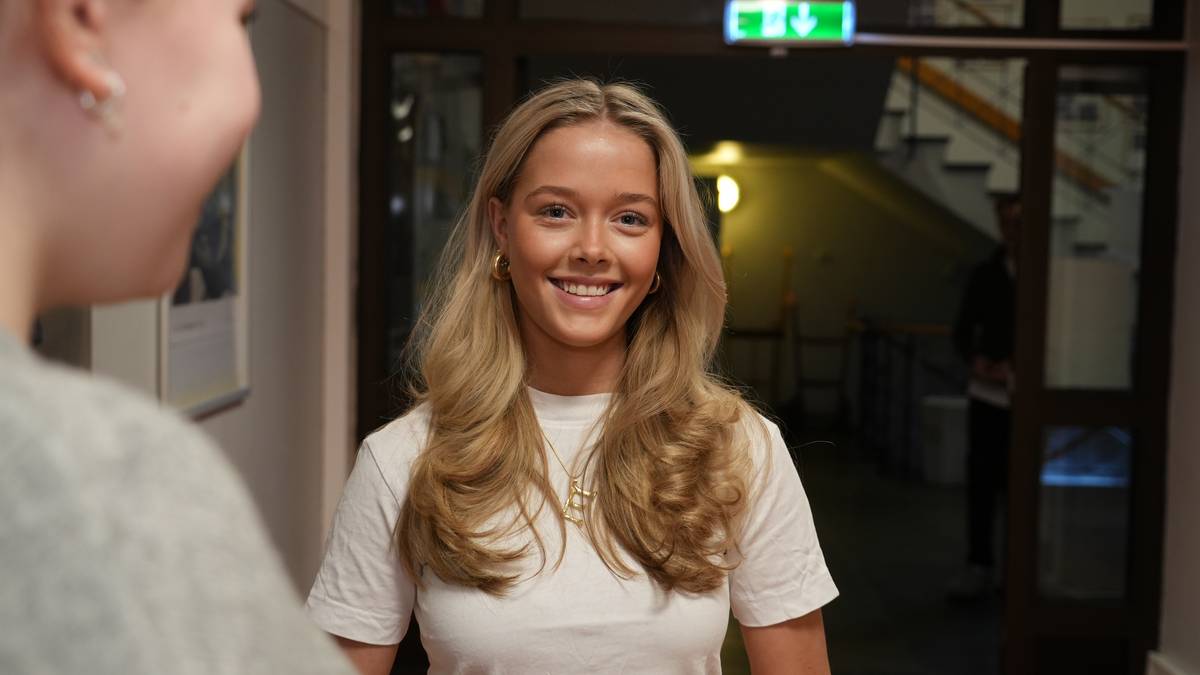 Elle (15) blir nektet å ta med mobilen på skolen