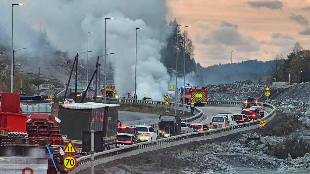 Brann i bil ved Porsgrunn – trafikken stanset i begge rentinger
