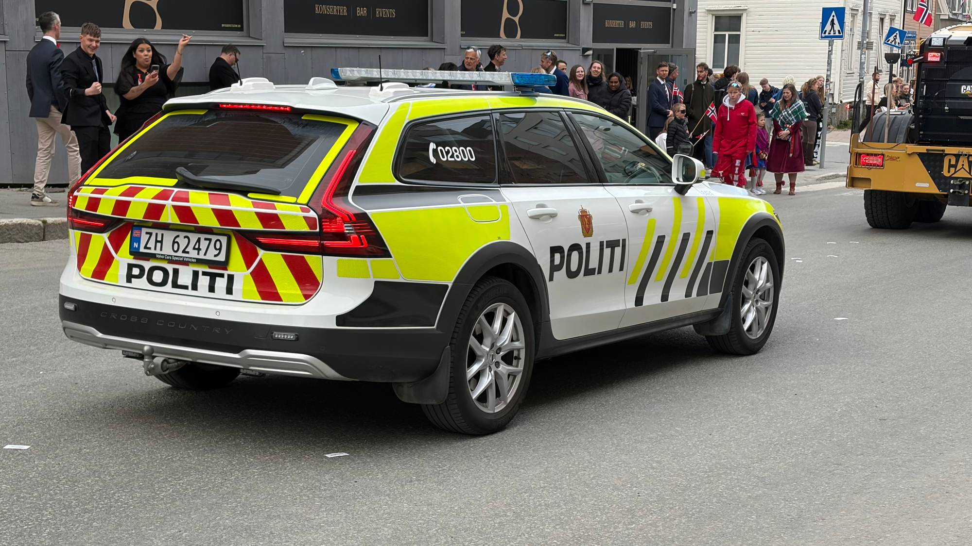 Politiet måtte rykke ut da det oppstod slåsskamp i borgertoget i Tromsø. En poilitibil kjører gjennom en gate i Tromsø. 