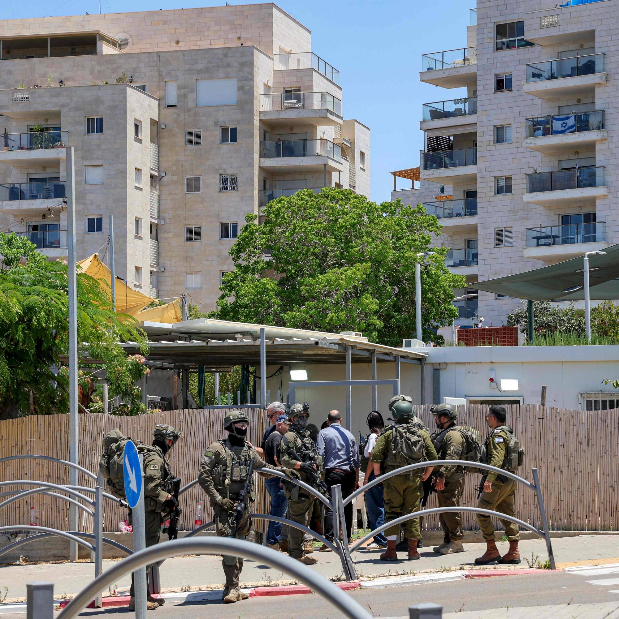 Israelske soldater utenfor boligblokker