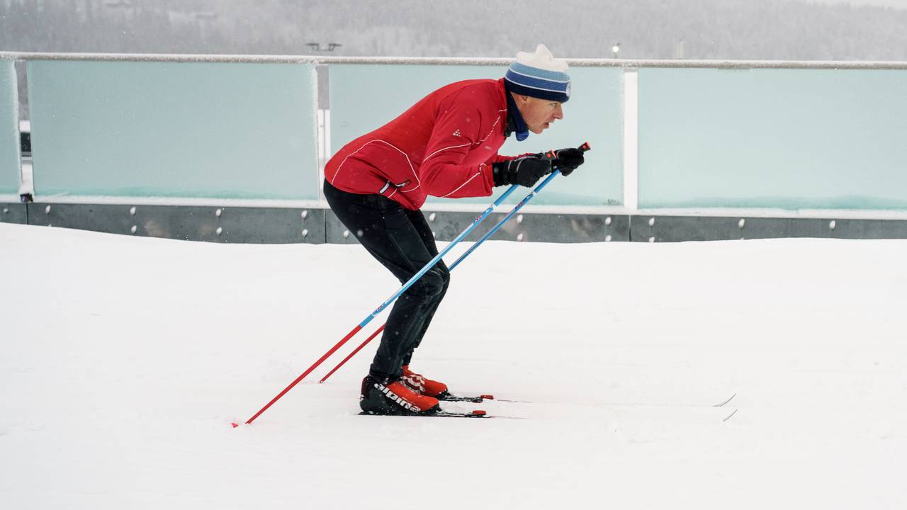 Erik Eide fra Skiforeningen demonstrerer god teknikk når det kommer til dobbeltak med fraspark på langrennski.